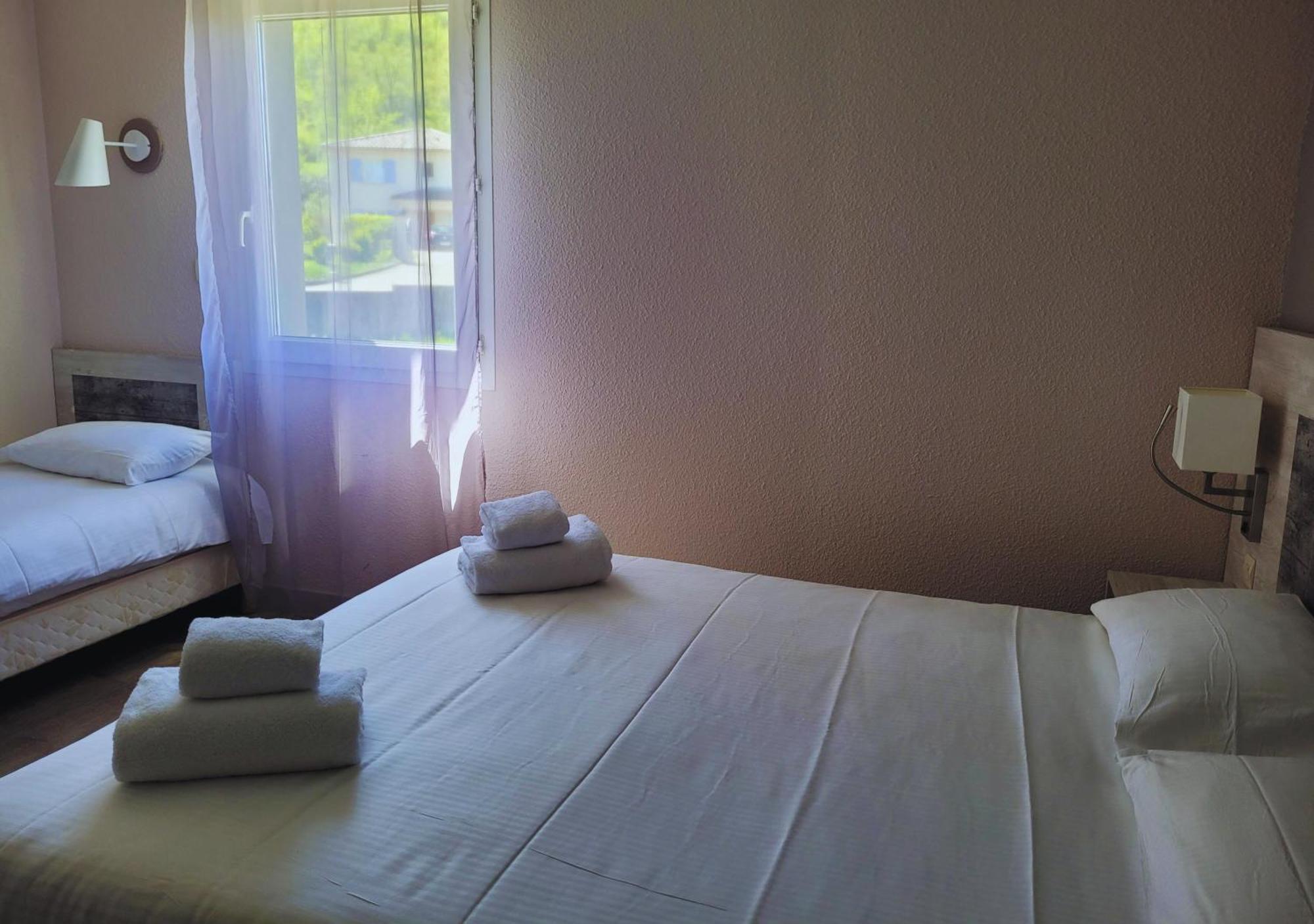 Hotel Restaurant Les Chataigniers Privas Room photo